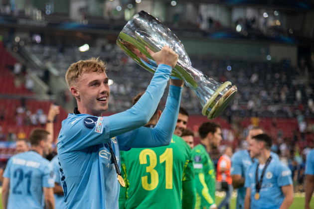 piraeus-greece-17th-aug-2023-cole-palmer-of-manchester-city-with-the-trophy-during-the-uefa-super-cup-final-2023-match-between-manchester-city-and-sevilla-fc-at-stadio-georgios-karaiskakis-in-pira