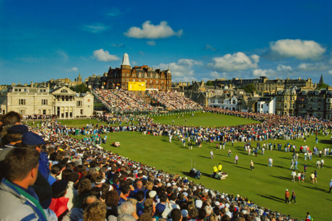 fans-crowd-around-the-18th-green-surrounding-the-royal-and-ancient-golf-clubhouse-at-the-finale-of-the-open-golf-championship-1990
