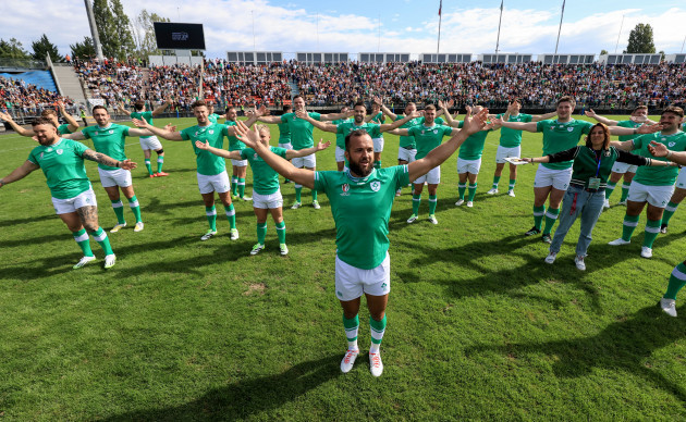 the-ireland-squad-applaud-the-fans-at-the-open-training-session