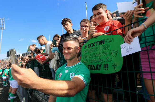 jonathan-sexton-takes-a-selfie-with-a-fan