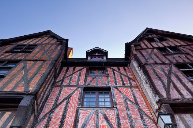looking-up-at-one-of-the-wood-beamed-houses-at-place-plumereau-in-tours-france