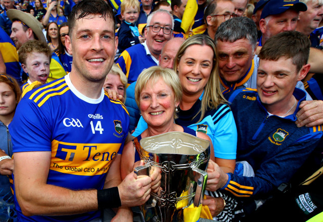 seamus-callanan-celebrates-with-his-mother-mary-father-john-sister-fiona-and-his-brother-john