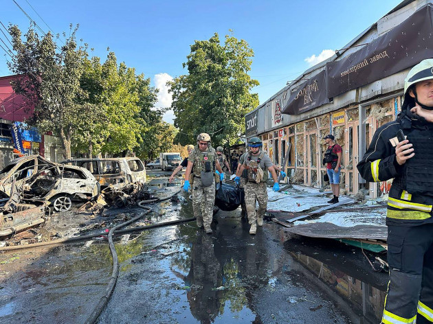 kostiantynivka-ukraine-06th-sep-2023-ukrainian-soldiers-carrying-a-body-on-the-site-of-destroyed-market-as-a-result-of-a-russian-missile-strike-on-wednesday-september-6-2023-in-kostiantynivka-u