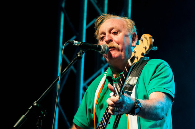 belfast-northern-ireland-8-aug-2015-brian-warfield-from-the-irish-rebel-band-the-wolfe-tones-play-the-feile-an-phobail-to-an-ecstatic-audience-credit-stephen-barnesalamy-live-news