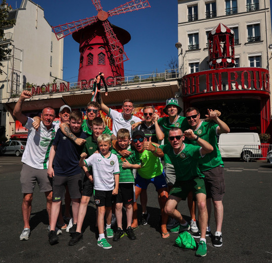 ireland-fans-outside-the-moulin-rouge