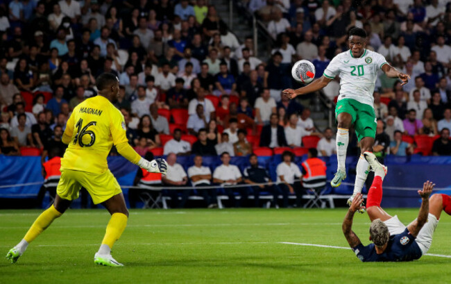 chiedozie-ogbene-heads-a-shot-on-goal