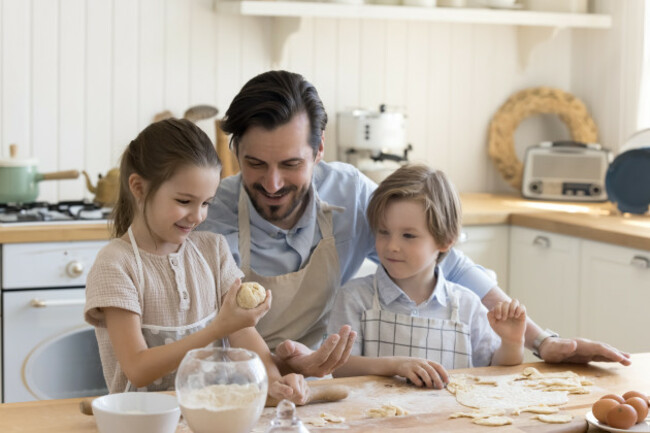 happypositivedadandlittlesonanddaughterkidsin