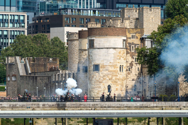 london-uk-8-september-2023-members-of-the-honourable-artillery-company-perform-a-62-gun-salute-outside-the-tower-of-london-to-mark-the-anniversary-of-king-charles-accession-to-the-throne-on-8-se