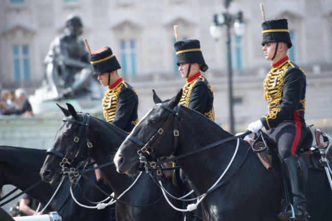 london-uk-08-sep-2023-the-kings-troop-royal-horse-artillery-return-from-hyde-park-after-performing-a-41-gun-salute-to-mark-the-first-anniversary-of-the-death-of-queen-elizabeth-ii-credit-justin