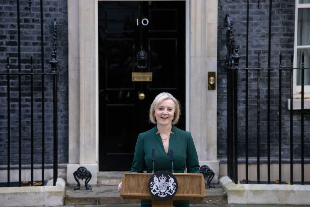 photojeff-gilbert-25th-october-2022-downing-street-london-uk-liz-truss-makes-her-final-leaving-speech-with-her-family-watching-from-downing-street