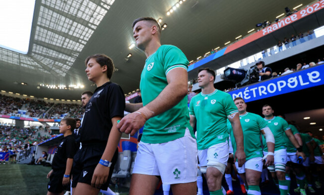 jonathan-sexton-leads-out-the-team