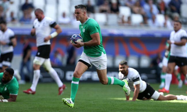jonathan-sexton-on-his-way-to-scoring-a-try