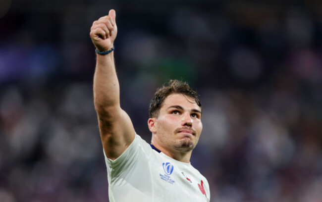 antoine-dupont-celebrates-winning