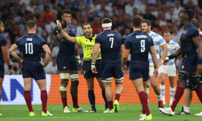 mathieu-raynal-shows-a-yellow-card-to-tom-curry-that-was-later-upgraded-to-red-by-the-bunker-review-system