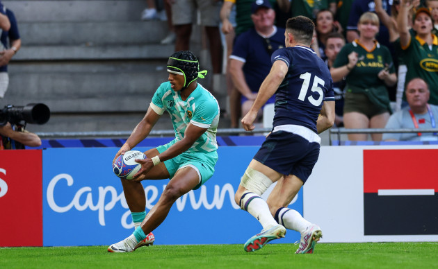 kurt-lee-arendse-runs-in-to-score-a-try