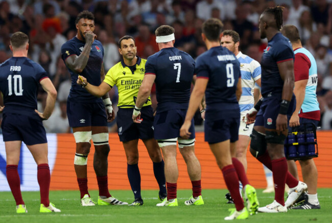 mathieu-raynal-shows-a-yellow-card-to-tom-curry-that-was-later-upgraded-to-red-by-the-bunker-review-system