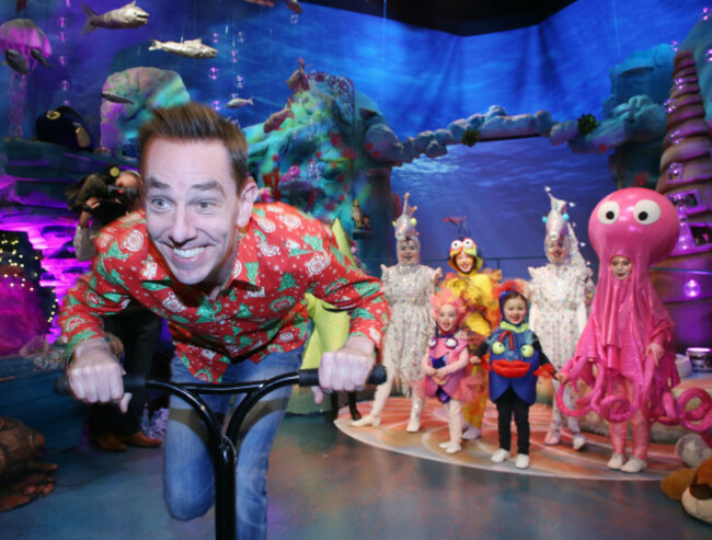 lATE LATE TOY SHOW 137