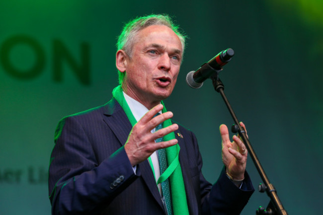 trafalgar-square-london-uk-19-mar-2017-richard-bruton-td-minister-for-education-and-skills-irish-government-speaks-at-the-st-patricks-day-celebrations-in-trafalgar-square-credit-dinendra-hari