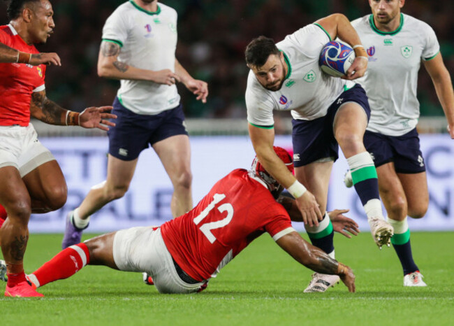 robbie-henshaw-makes-a-break-away-from-pita-ahki