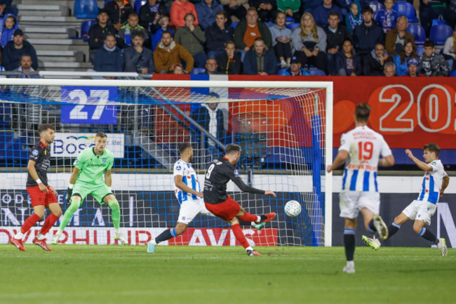 heerenveen-netherlands-23rd-sep-2023-heerenveen-abe-lenstra-stadium-23-09-2023-season-20232024-dutch-eredivisie-during-the-match-heerenveen-excelsior-final-result-0-3-excelsior-player-tr