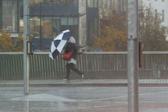 cork-ireland-27th-september-2023-dc-27-9-23-cork-city-centre-shoppers-and-commuters-face-storm-agnes-head-on-cork-ireland-as-storm-agnes-sweeps-into-ireland-shoppers-and-commuters-in-cork-ci