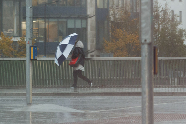 cork-ireland-27th-september-2023-dc-27-9-23-cork-city-centre-shoppers-and-commuters-face-storm-agnes-head-on-cork-ireland-as-storm-agnes-sweeps-into-ireland-shoppers-and-commuters-in-cork-ci