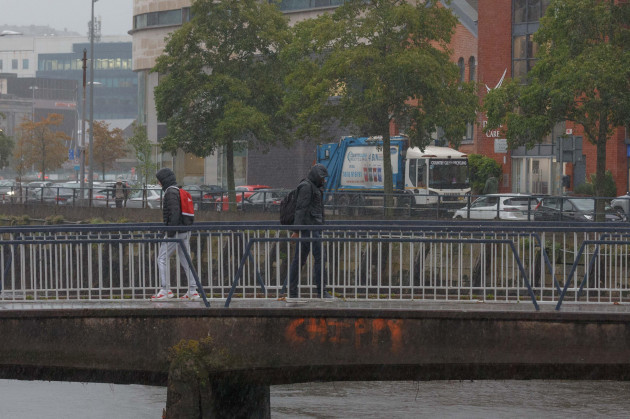 cork-ireland-27th-september-2023-dc-27-9-23-cork-city-centre-shoppers-and-commuters-face-storm-agnes-head-on-cork-ireland-as-storm-agnes-sweeps-into-ireland-shoppers-and-commuters-in-cork-ci