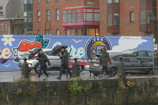 cork-ireland-27th-september-2023-dc-27-9-23-cork-city-centre-shoppers-and-commuters-face-storm-agnes-head-on-cork-ireland-as-storm-agnes-sweeps-into-ireland-shoppers-and-commuters-in-cork-ci