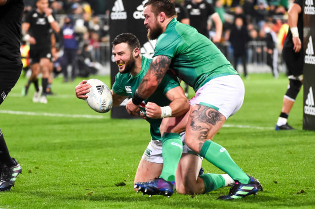 robbie-henshaw-celebrates-scoring-his-sides-third-try-with-andrew-porter