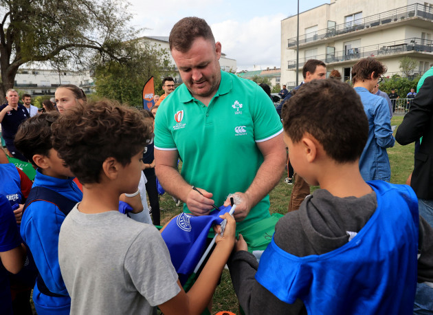 dave-kilcoyne-signs-autographs-for-members-of-drop-quartier-rugby