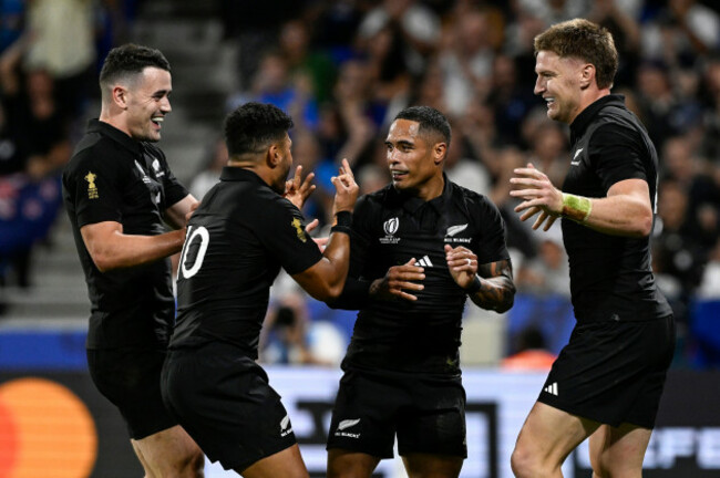 aaron-smith-celebrates-scoring-a-try-with-teammates