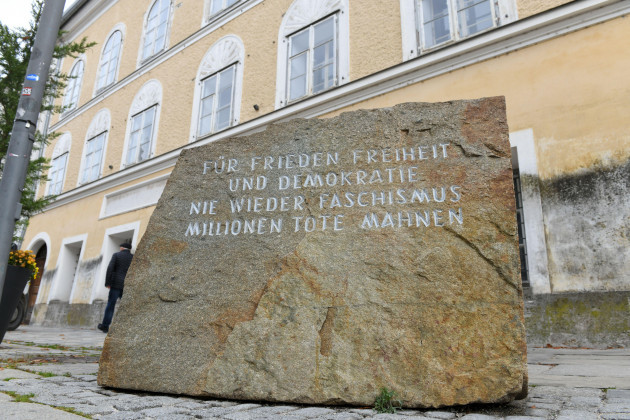 mahnmal-vor-dem-hitler-geburtshaus-in-baunau-am-inn-osterreich-europa-memorial-in-front-of-the-house-where-hitler-was-born-in-braunau-am-inn-austria-europe