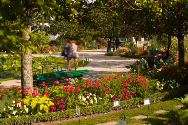 people-walking-through-the-jardins-botanique-botanical-gardens-tours-indre-et-loire-centre-france-europe