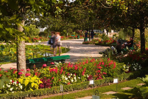 people-walking-through-the-jardins-botanique-botanical-gardens-tours-indre-et-loire-centre-france-europe