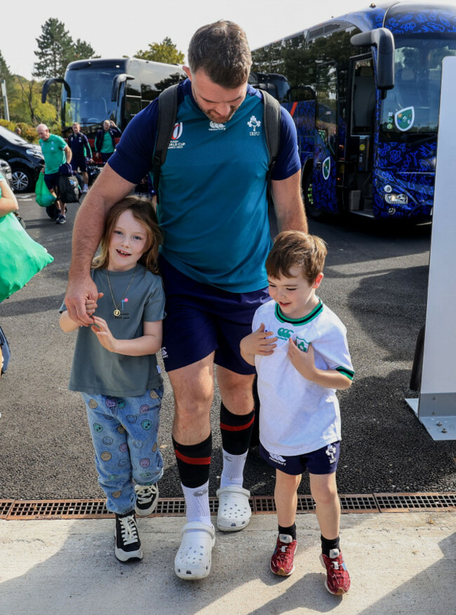 peter-omahony-with-his-daughter-indie-and-son-theo