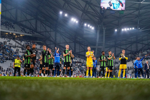 marseille-marseille-05th-oct-2023-brighton-hove-albion-players-greeting-the-fans-at-full-time-during-the-uefa-europa-league-match-between-olympique-marseille-and-of-brighton-hove-albion-group-b