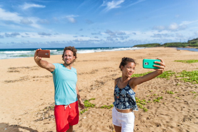selfabsorbedyoungpeopletakingselfiepicturesofthemselveson