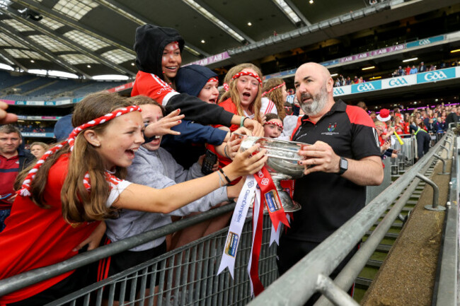 matthew-twomey-carries-the-sean-oduffy-cup-down-to-the-pitch