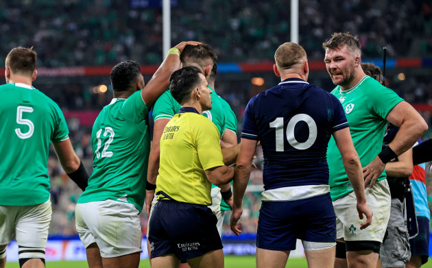 peter-omahony-winks-to-finn-russell-after-dan-sheehan-scores-a-try