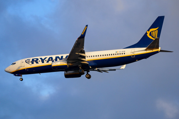 ryanair-boeing-737-800-approaches-runway-23r-at-manchester-airport