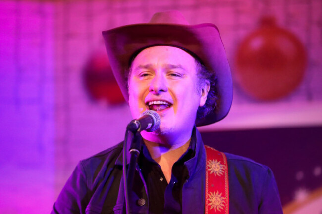 mundy-playing-to-the-crowd-in-the-marquee