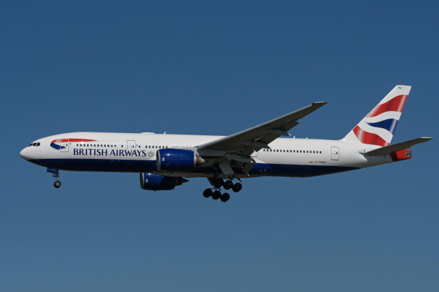 richmond-british-columbia-canada-14th-sep-2023-a-british-airways-boeing-777-200er-jetliner-g-ymmb-airborne-on-final-approach-for-landing-at-vancouver-international-airport-credit-image