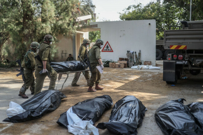 kfar-aza-israel-10th-oct-2023-israeli-forces-extracting-dead-bodies-of-israeli-residents-from-a-destroyed-house-as-fighting-between-israeli-troops-and-islamist-hamas-militants-continues-credit-i