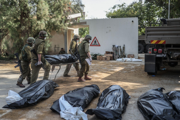 kfar-aza-israel-10th-oct-2023-israeli-forces-extracting-dead-bodies-of-israeli-residents-from-a-destroyed-house-as-fighting-between-israeli-troops-and-islamist-hamas-militants-continues-credit-i