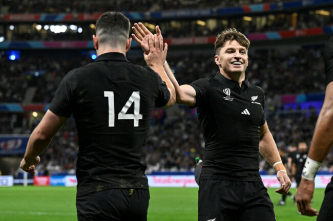 will-jordan-celebrates-scoring-a-try-with-beauden-barrett