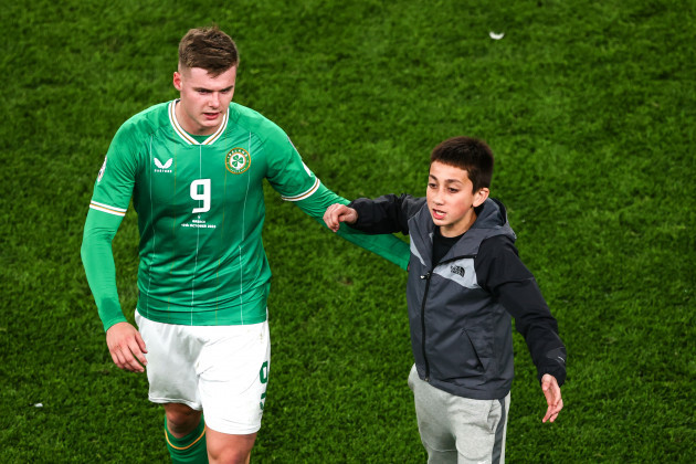 a-young-fan-enters-the-pitch-at-half-time-and-attempts-to-talk-to-evan-ferguson