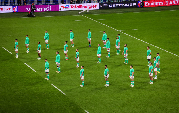 ireland-stand-in-the-shape-of-an-8-as-they-face-the-haka-in-memory-of-anthony-foley