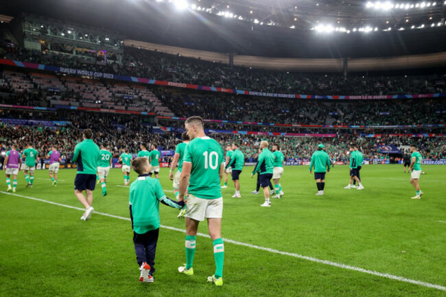 jonathan-sexton-with-his-son-luca-after-the-game