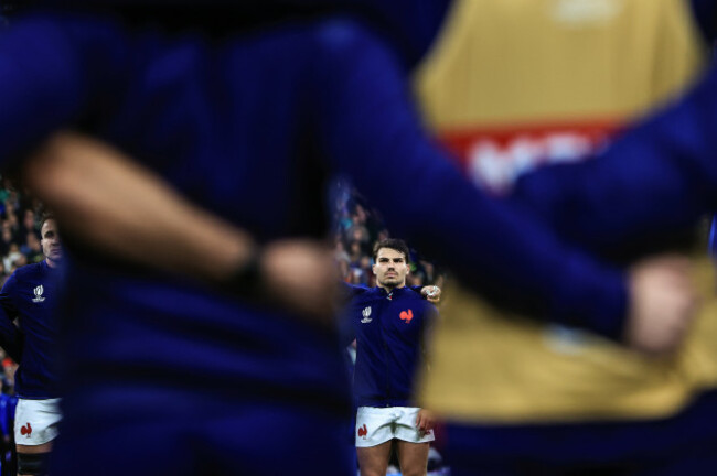 antoine-dupont-during-the-anthems