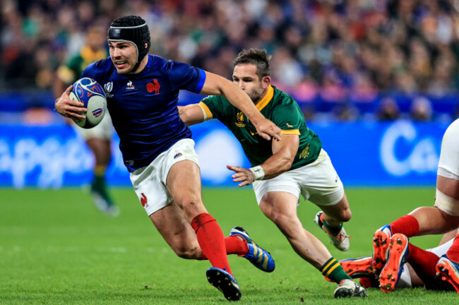 antoine-dupont-gets-away-from-cobus-reinach